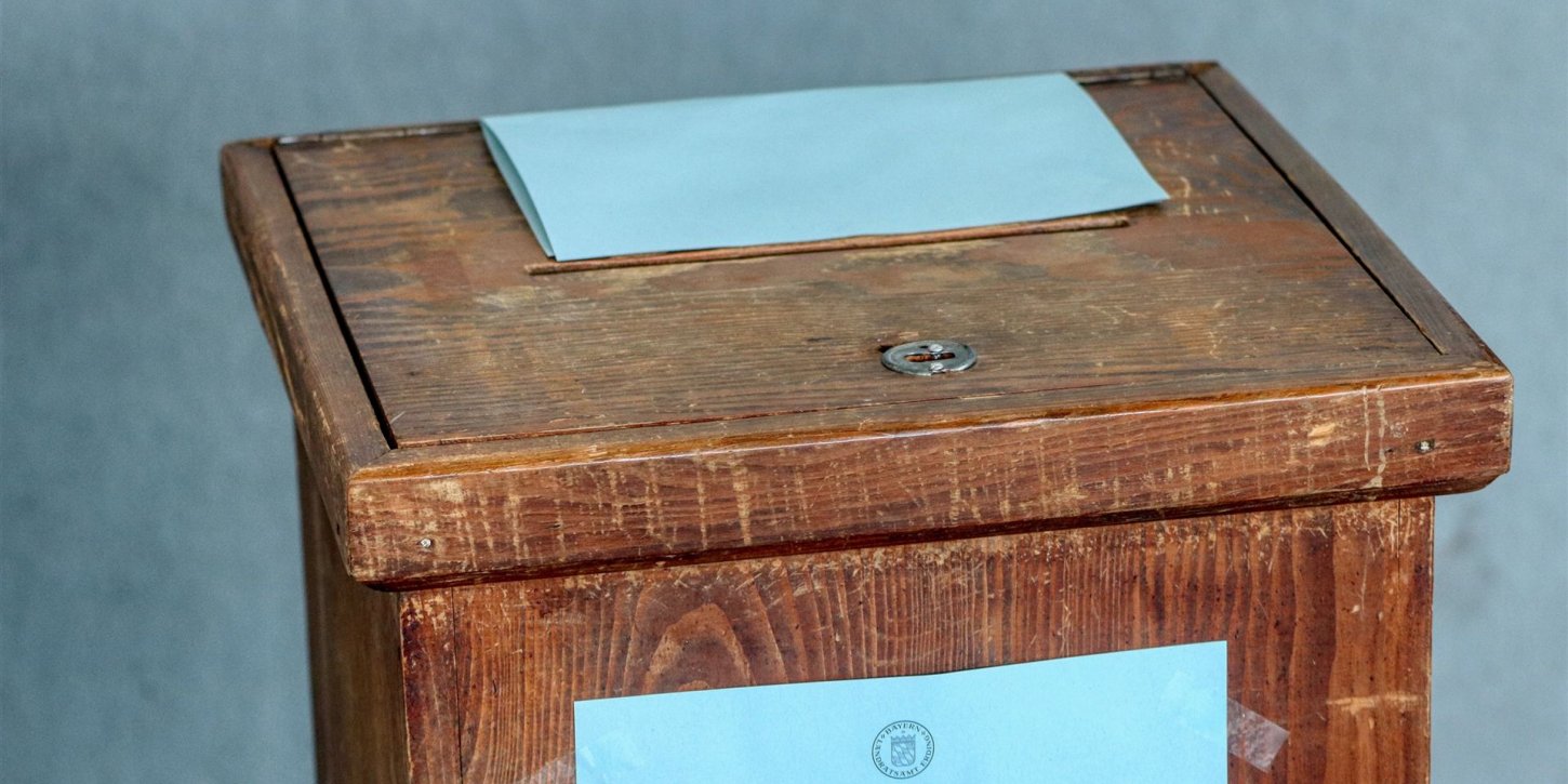 wahlurne, demokratie, politik, abstimmung, stimmabgabe, wahlgang, stimmzettel, bundestagswahl, landtagswahl, europawahl, wahltag, mitbestimmen, urnengang, volksabstimmung, regierung, wahlurne, wahlurne, wahlurne, wahlurne, wahlurne, landtagswahl